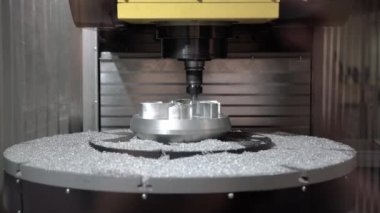 Metal işleten CNC değirmen makinesi. Metal modern işleme teknolojisi kesiliyor.