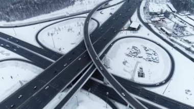 Kışın karla kaplı bir otoyol kavşağının havadan görünüşü.