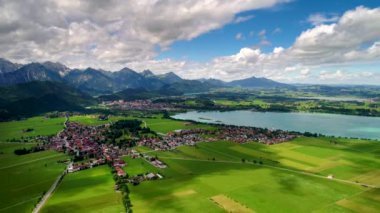 Forggensee ve Schwangau 'dan Panorama, Almanya, Bavyera. Hava FPV İHA uçuşları.