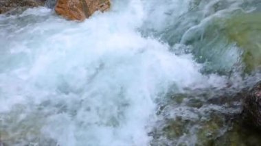 Dağ nehri suyu yavaş çekimde kapanır.