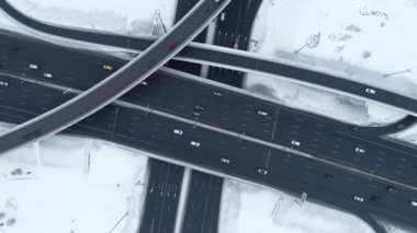 Kışın karla kaplı bir otoyol kavşağının havadan görünüşü.