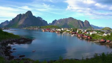 Nordland, Norveç 'teki Panorama Lofoten adaları. Dramatik dağlar ve tepeler, açık deniz ve korunaklı körfezler, plajlar ve el değmemiş topraklarla kendine özgü bir manzarası var..