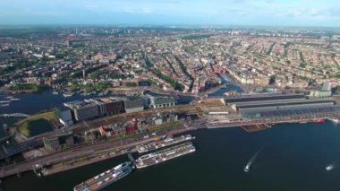 Amsterdam, Hollanda üzerindeki şehir hava manzarası. Kuşun uçuşundan görüntü