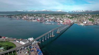 Tromso Köprüsü, Norveç hava fotoğrafçılığından hava görüntüleri. Tromso, nüfusu 50.000 'in üzerinde olan dünyanın en kuzeydeki şehri olarak kabul edilir..