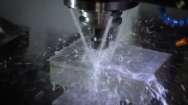 Metal işleten CNC değirmen makinesi. Metal modern işleme teknolojisi kesiliyor. Yavaş çekim 120 fps