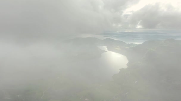 Imágenes aéreas Beautiful Nature Norway. Volando sobre los lagos y fiordos.Vista desde la vista de pájaro . — Vídeos de Stock