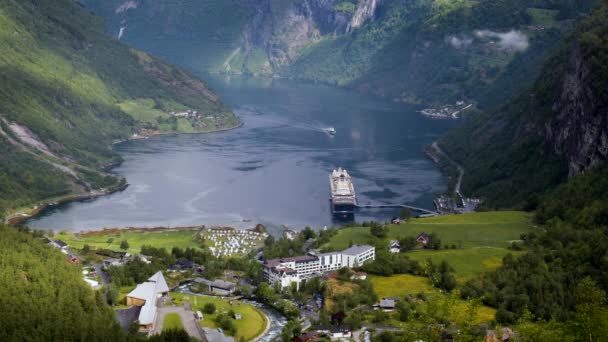 Geiranger fiordo, Bella Natura Norvegia Filmati aerei. Si tratta di un ramo lungo 15 chilometri al largo del Sunnylvsfjorden, che è un ramo al largo della Storfjorden (Great Fjord ). — Video Stock