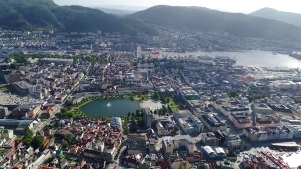 Bergen) - місто і муніципалітет в Гордаланді на західному узбережжі Норвегії. Берген - друге за величиною місто в Норвегії. Вид з висоти польоту птахів. Рейси FPV безпілотних літальних апаратів. — стокове відео