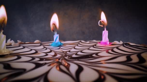 在生日蛋糕上吹灭蜡烛 — 图库视频影像