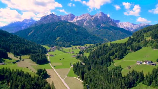 Vista panorâmica da bela paisagem dos Alpes, bela natureza da Itália. Voos aéreos de drones FPV . — Vídeo de Stock