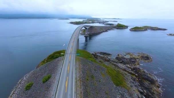 Vista aérea Atlantic Ocean Road o Atlantic Road (Atlanterhavsveien) ha sido galardonado con el título de (Norwegian Construction of the Century). La carretera clasificada como Ruta Turística Nacional . — Vídeo de stock