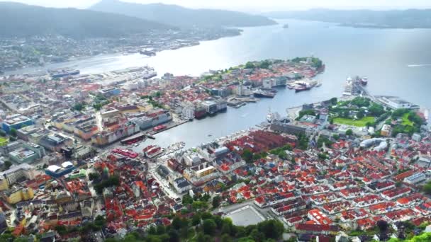 Bergen je město a obec v Hordaland na západním pobřeží Norska. Bergen je druhé největší město v Norsku. Pohled z výšky ptačího letu. Letecké lety FPV dronem. — Stock video