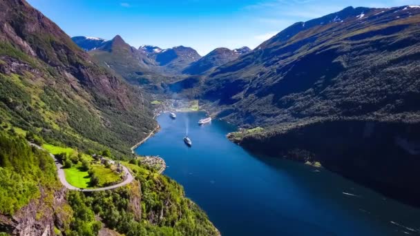 Geiranger fjord, Beautiful Nature Norway Images aériennes. C'est une branche de 15 kilomètres (9,3 mi) de long au large de la Sunnylvsfjorden, qui est une branche au large de la Storfjorden (Grand Fjord ). — Video