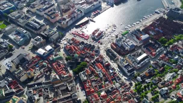 Bergen är en stad och kommun i Hordaland på Norges västkust. Bergen är Norges näst största stad. Utsikten från fågelflygningens höjd. Flyg FPV drönarflygningar. — Stockvideo