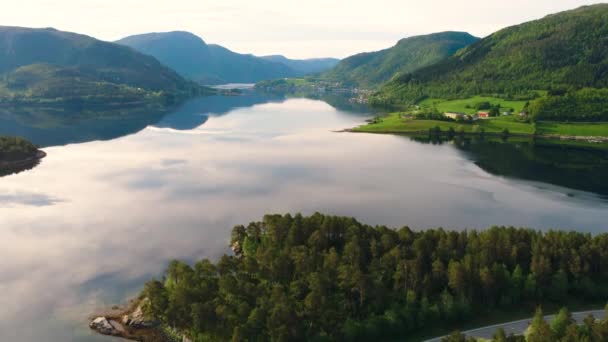 Havadan çekilen görüntüler Güzel Doğa Norveç. Hava FPV İHA uçuşları. — Stok video