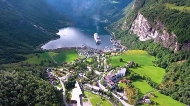 Geiranger fiordo, Bella Natura Norvegia Filmati aerei. Si tratta di un ramo lungo 15 chilometri al largo del Sunnylvsfjorden, che è un ramo al largo della Storfjorden (Great Fjord ). — Video Stock