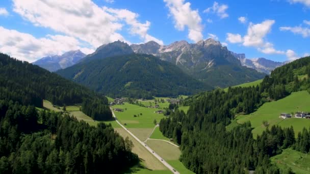 Vista panorâmica da bela paisagem dos Alpes, bela natureza da Itália. Voos aéreos de drones FPV . — Vídeo de Stock