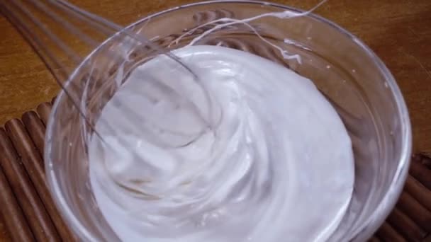 Zmlátit vejce cukrem pomocí mixéru. Zpomalený pohyb se snímkem sledování otáčení. — Stock video