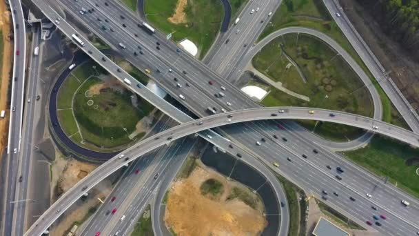 Flygfoto över en motorvägskorsning trafikleder i Moskva. — Stockvideo