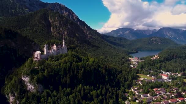 纽什万斯坦城堡巴伐利亚阿尔卑斯山德国。FPV无人驾驶飞机空中飞行. — 图库视频影像