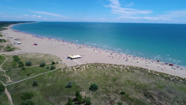 Italia, la playa del mar Adriático. Descanse en el mar cerca de Venecia. Vuelos aéreos de aviones no tripulados FPV . — Vídeo de stock