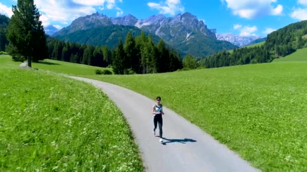 Жінка біжить надвір. Італійські доларові Альпи — стокове відео