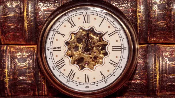 Horloge antique cadran close-up. Vintage montre de poche. — Video