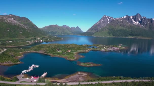 Filmagem aérea Beautiful Nature Norway. Voando sobre os lagos e fiordes. Vista da vista do pássaro-olho . — Vídeo de Stock