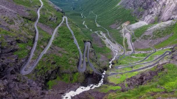 Trol Yolu Trollstigen veya Norveç 'teki Trol stigveien kıvrımlı dağ yolu. Hava görüntüleri — Stok video