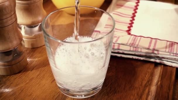 Mineralvatten häller i ett glas, morgonen Frukost, Slow motion med rotation spårning skott. — Stockvideo