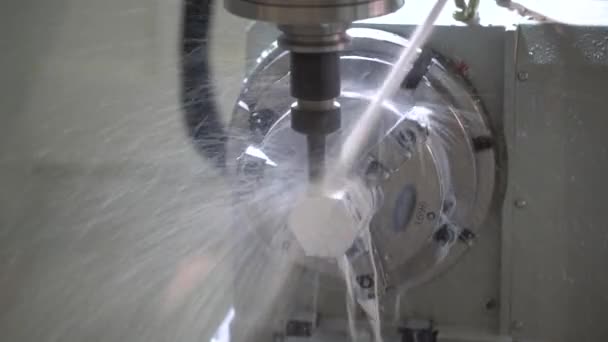 Metaalwerkende CNC malenmachine. Moderne metaalbewerkingstechnologie. — Stockvideo