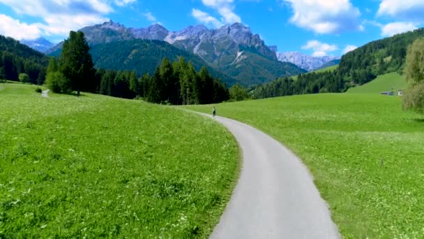 Frau joggt im Freien. Italienische Dolomiten — Stockvideo