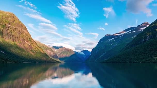 Piękna przyroda Krajobraz Norwegii. timelapse jezioro lovatnet. — Wideo stockowe