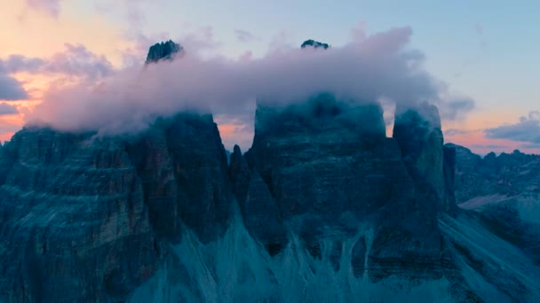 Национальный природный парк Tre Cime In the Dolomites Alps. Прекрасная природа Италии. Авиационные беспилотники FPV на закате — стоковое видео