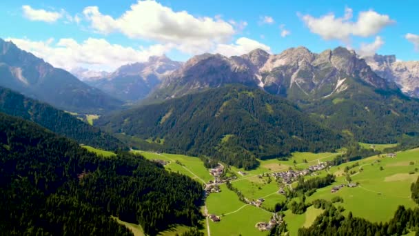 Szcenírozott kilátás nyílik a gyönyörű táj az Alpokban, gyönyörű természet Olaszország. Légi FPV drónrepülések. — Stock videók