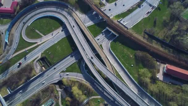 Vista aérea de um cruzamento de auto-estrada. Tiro em 4K (ultra-alta definição (UHD )) — Vídeo de Stock