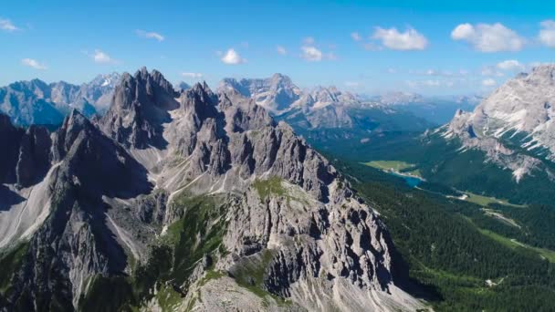 Nationaal Natuurpark Tre Cime In de Dolomieten Alpen. Prachtige natuur van Italië. Luchtvluchten met FPV-drone bij zonsondergang — Stockvideo