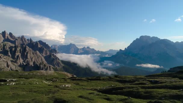 Parc naturel national Tre Cime Dans les Alpes des Dolomites. Belle nature de l'Italie. Vols aériens de drones FPV au coucher du soleil — Video