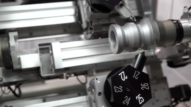 메탈링 CNC 밀링 머신. 금속 현대 가공 기술을 연마하는 일. — 비디오