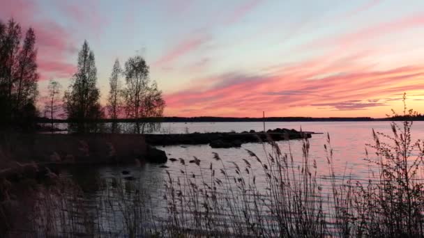 Bothnia Körfezi 'nin arka planında kıpkırmızı gün batımı — Stok video