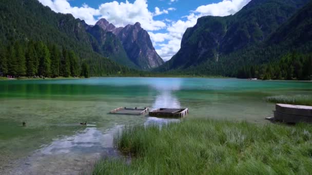 Λίμνη Dobbiaco στα Δολομίτες, Όμορφη Φύση Ιταλία φυσικό τοπίο Άλπεις. — Αρχείο Βίντεο