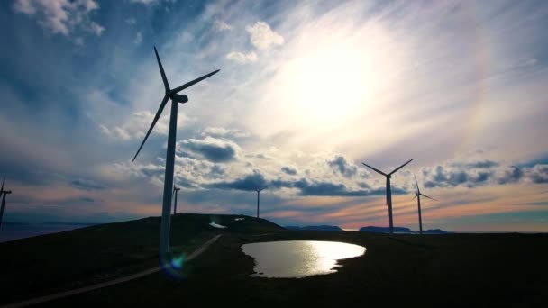 Větrné mlýny pro výrobu elektrické energie. Arctic View Havoygavelen windmill park, Havoysund, Northern Norway Letecké záběry. — Stock video