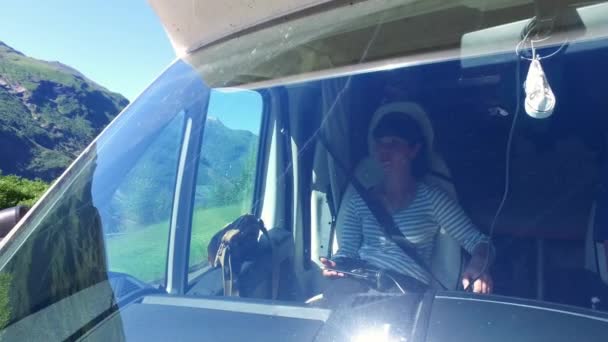 Par går på en bergsväg i Norge av Camper Van RV. Husvagnssemester. Familjesemester, semesterresa i husbil — Stockvideo
