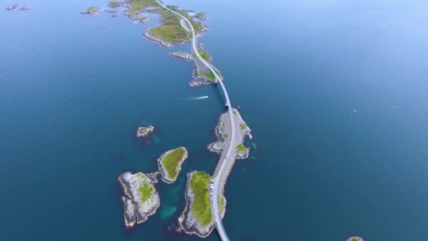 Letecký pohled Atlantic Ocean Road nebo Atlantic Road (Atlanterhavsveien) byl udělen titul (Norská výstavba století). Silnice klasifikovaná jako národní turistická trasa. — Stock video