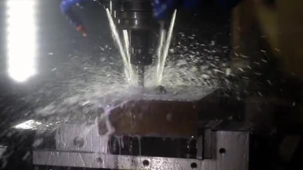 Frezarka CNC do obróbki metali. Cięcie metalu nowoczesnej technologii przetwarzania. Zwolniony ruch 120 fps — Wideo stockowe