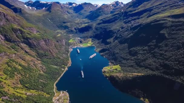 Geiranger Fiyort, Güzel Doğa Norveç Hava Görüntüleri. Storfjorden (Büyük Fiyort) 'un bir kolu olan Sunnylvsfjorden' den 15 km (9.3 mi) uzunluğunda bir daldır.). — Stok video