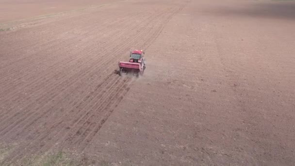 Aérien du tracteur sur le champ de récolte 
