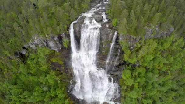 Images aériennes de la cascade de Tvindefossen depuis la vue aérienne, Norvège 