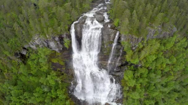 Imágenes aéreas de la cascada de Tvindefossen desde la vista de pájaro, Noruega — Vídeo de stock