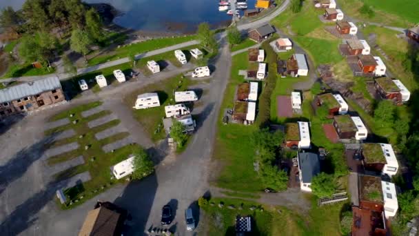 Bela natureza Noruega paisagem natural. Vista aérea do acampamento para relaxar. Viagem de férias em família, viagem de férias em motorhome RV. — Vídeo de Stock